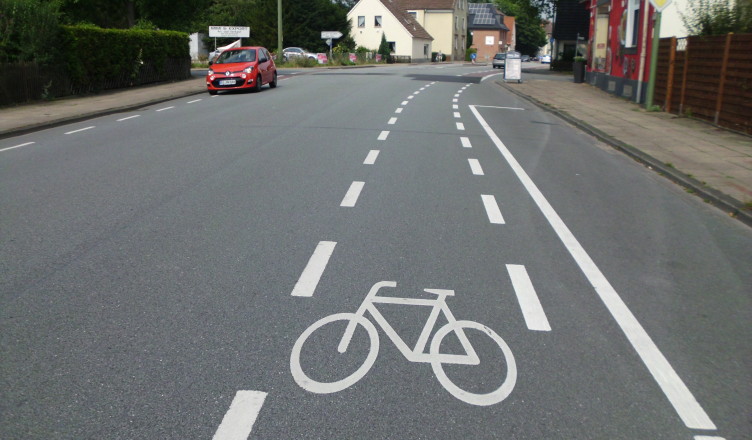 Schutzstreifen für Radfahrer am westlichen Ortseingang von